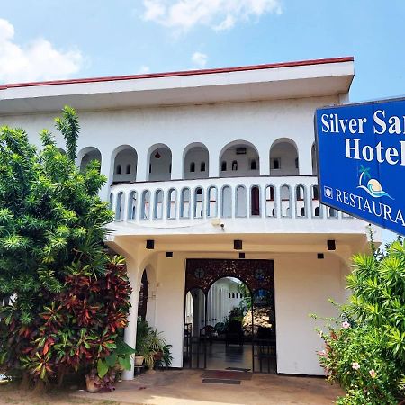 Hotel Silver Sands Negombo Bagian luar foto