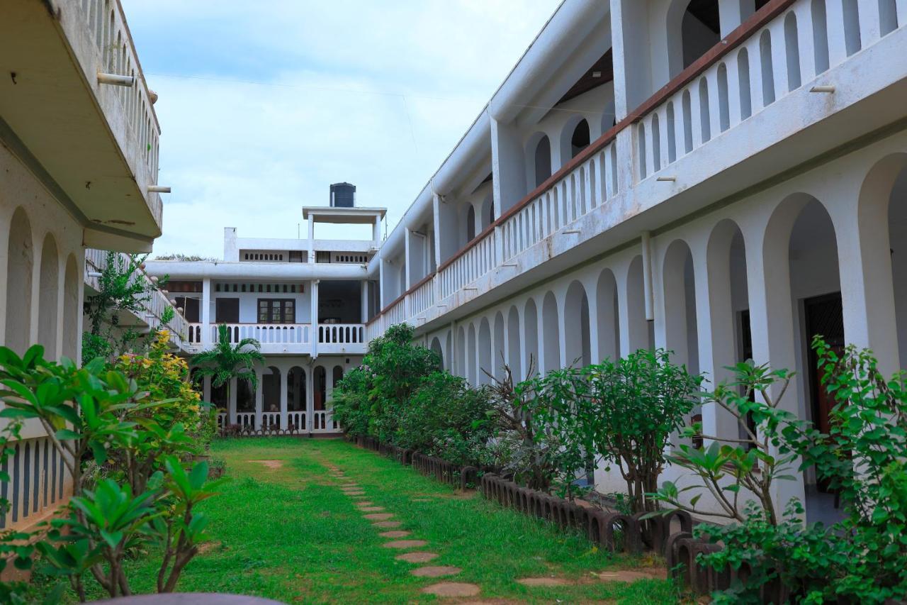Hotel Silver Sands Negombo Bagian luar foto