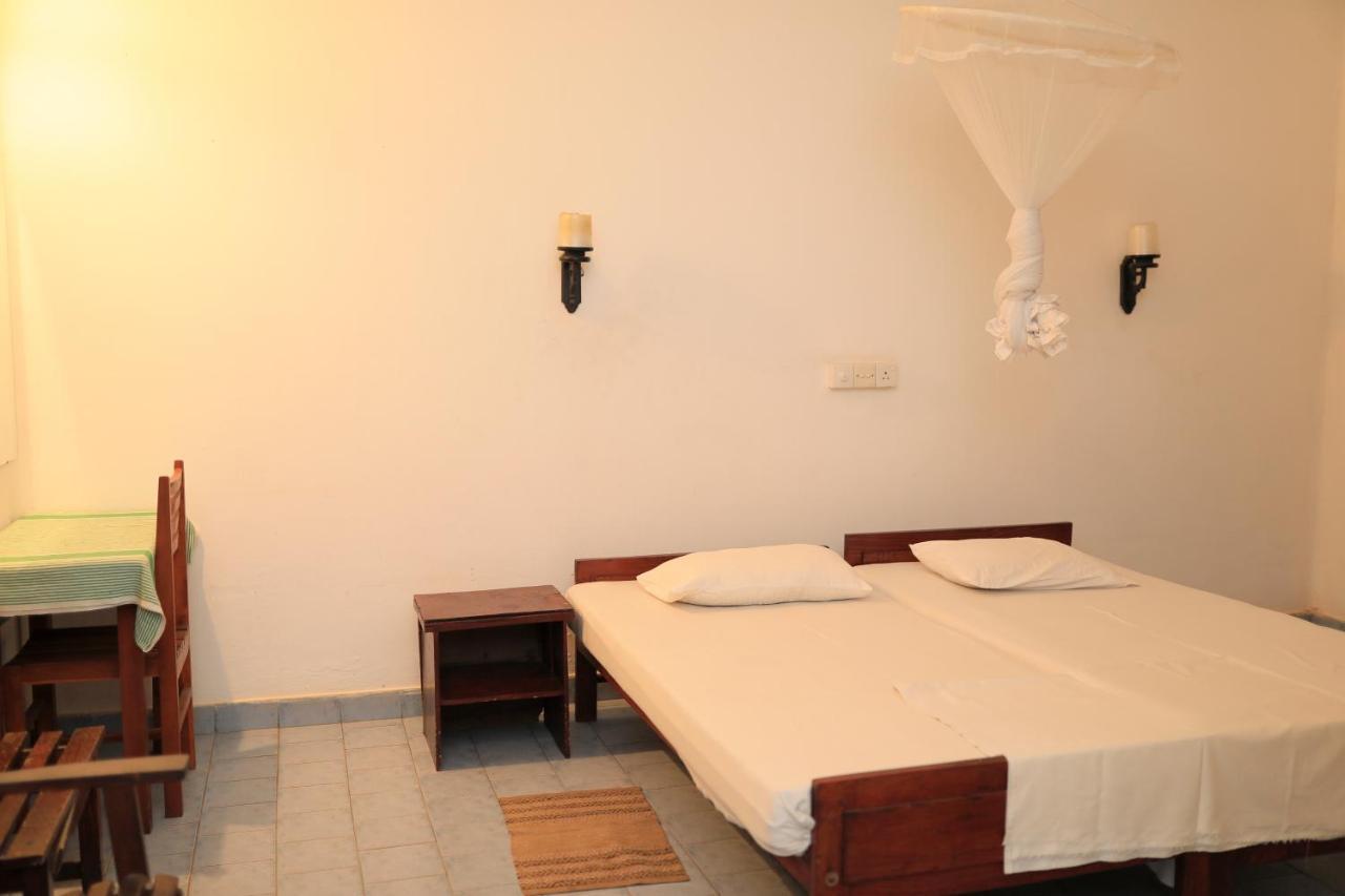 Hotel Silver Sands Negombo Bagian luar foto