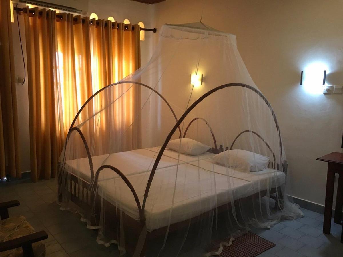 Hotel Silver Sands Negombo Bagian luar foto